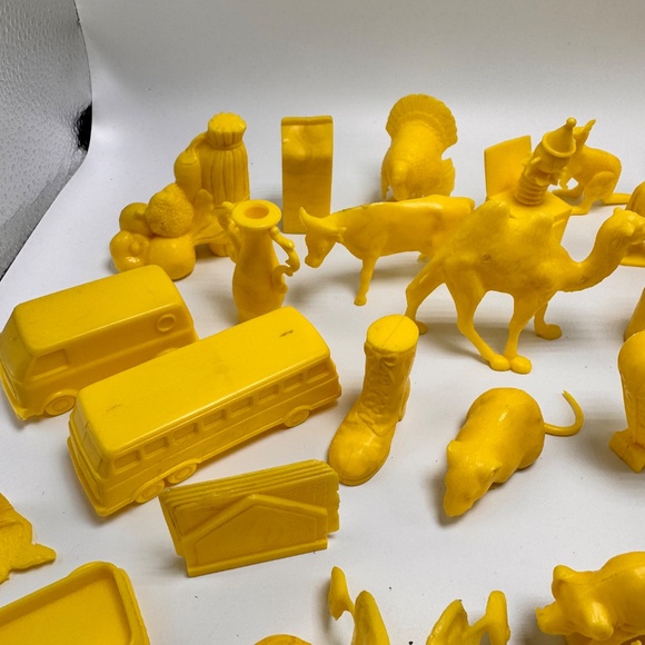 Houghton Mifflin Getting Ready To Read Toys Yellow Vintage Lot of 53 - Picture 2 of 15